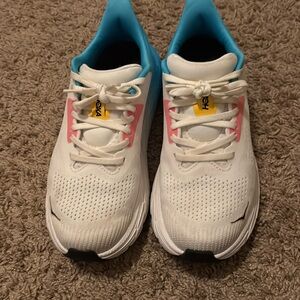 women’s hoka ariah 7’s